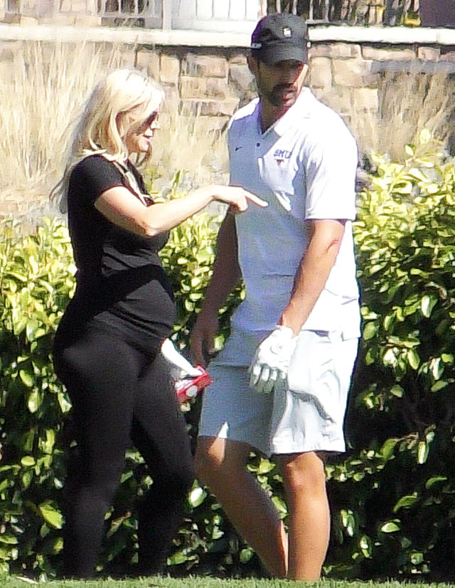mandskab brændstof sagde Pregnant Elin Nordegren spotted golfing with boyfriend Jordan Cameron