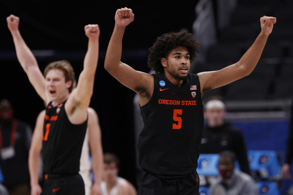 INDIANAPOLIS, INDIANA - MARCH 27: Ethan Thompson #5 of the Oregon State Beavers celebrates after a breakaway dunk against the Loyola-Chicago Ramblers during the second half in the Sweet Sixteen round of the 2021 NCAA Men's Basketball Tournament at Bankers Life Fieldhouse on March 27, 2021 in Indianapolis, Indiana. (Photo by Jamie Squire/Getty Images)