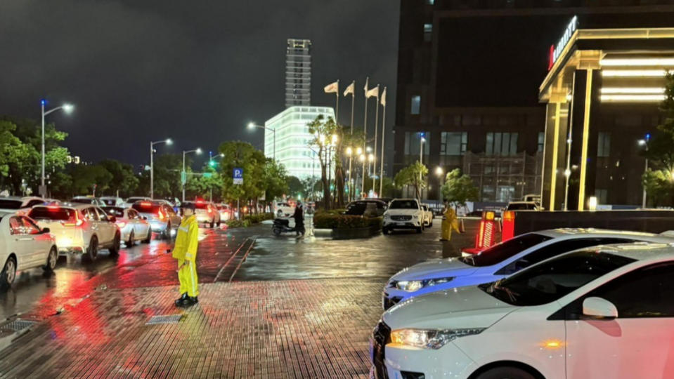 動線爛到爆？義享天地停車慘塞民怨「軟禁」警認有報案　業者：「大雨回堵」