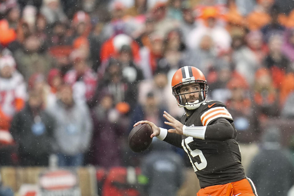 Cleveland Browns quarterback Joe Flacco (15) sets back to pass in the first half of an NFL football game against the Chicago Bears in Cleveland, Sunday, Dec. 17, 2023. (AP Photo/Sue Ogrocki)