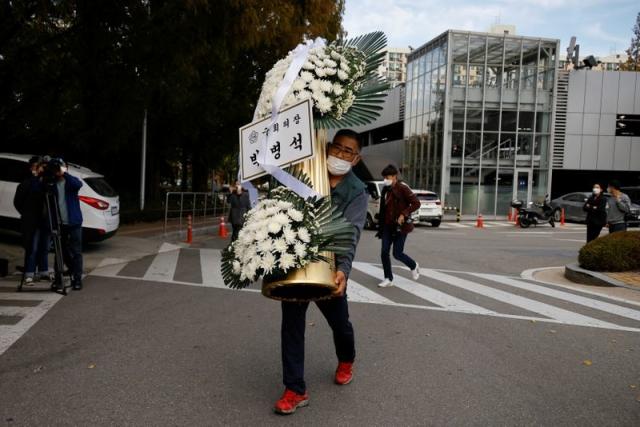 28th Oct, 2020. Funeral for late Samsung leader The bereaved family members  of the late Samsung Group Chairman Lee Kun-hee arrive at Samsung Medical  Center in Seoul on Oct. 28, 2020, to