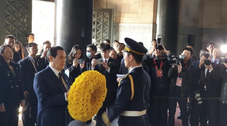 前總統馬英九一行28日前往南京中山陵向國父孫中山陵寢獻花致敬。（中央社）