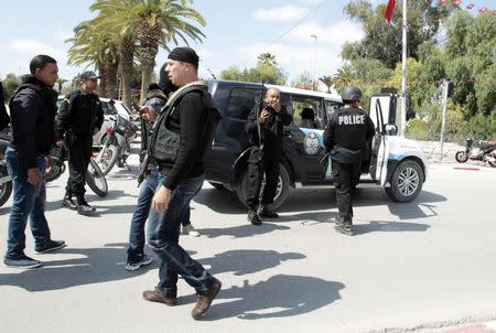Police officers stand outside parliament in Tunis March 18, 2015. REUTERS/Zoubeir Souissi