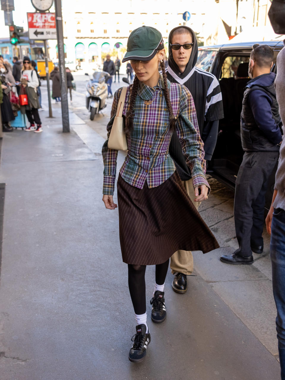  Bella Hadid durante la Semana de la Moda de Milán en febrero de 2022. (Foto: Jerocki/Getty Images)