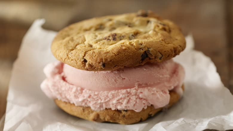 frosting cookie sandwich