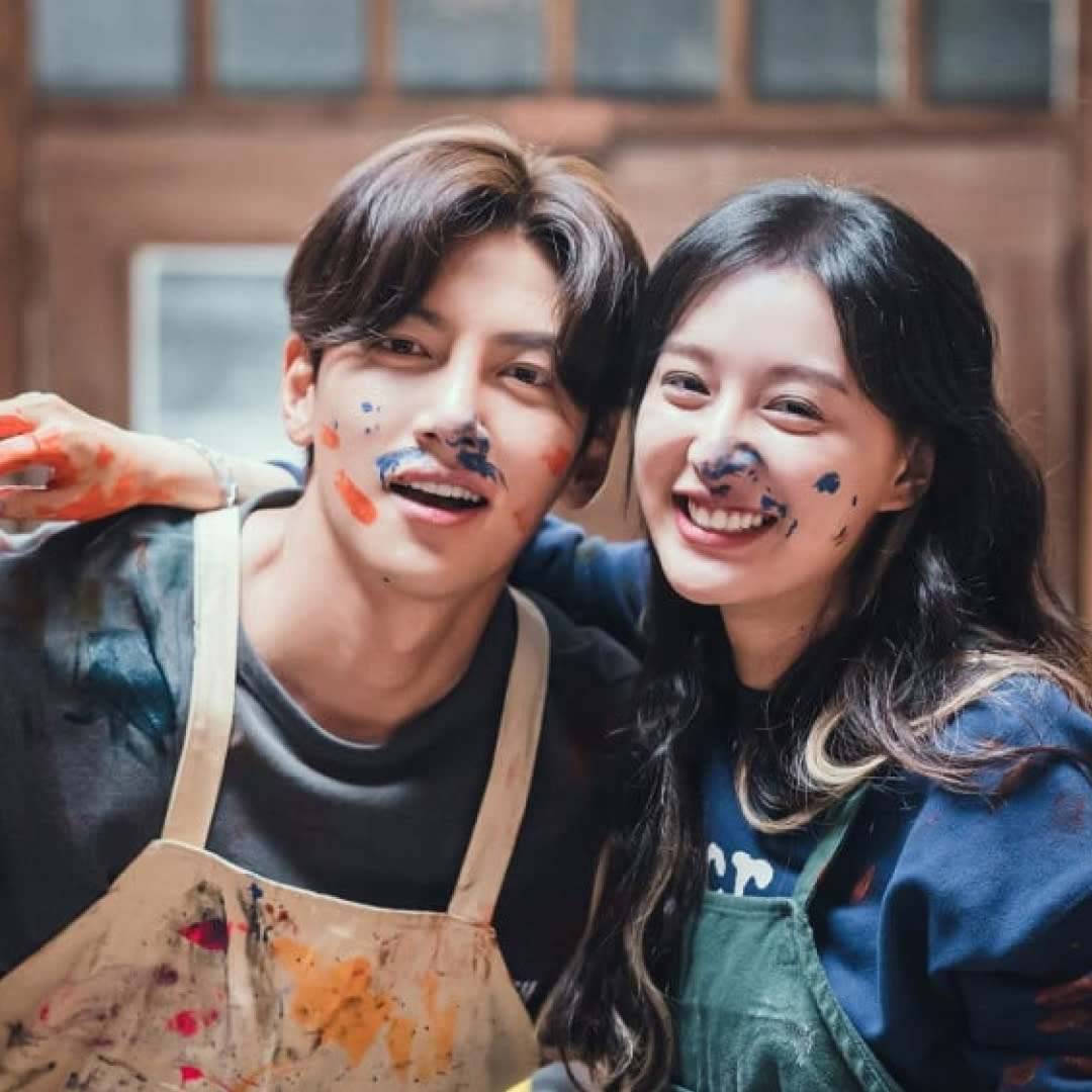  A couple covered in paint takes a picture in a craft studio, in the must-watch k-drama 'lovestruck in the city'. 