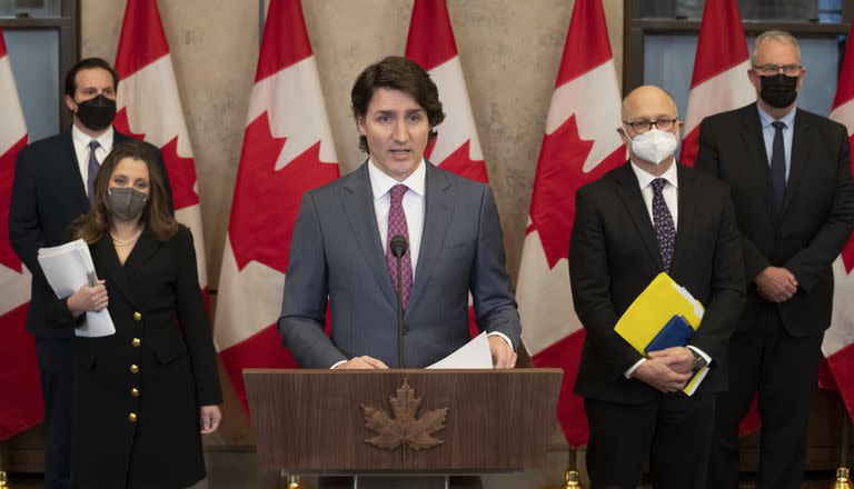 El primer ministro, Justin Trudeau, mientras anuncia que se invocará la Ley de Emergencias para hacer frente a las protestas, el lunes 14 de febrero de 2022 en Ottawa. 