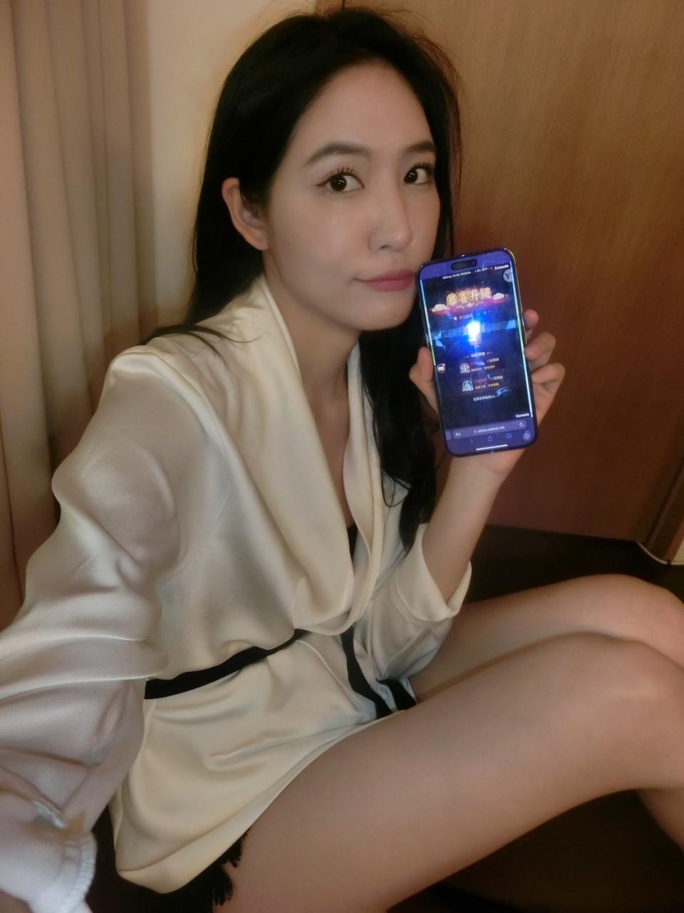 平時很少玩手遊的子婷最近可是《女力戰爭》不離手呢！徐子婷Vanessa提供