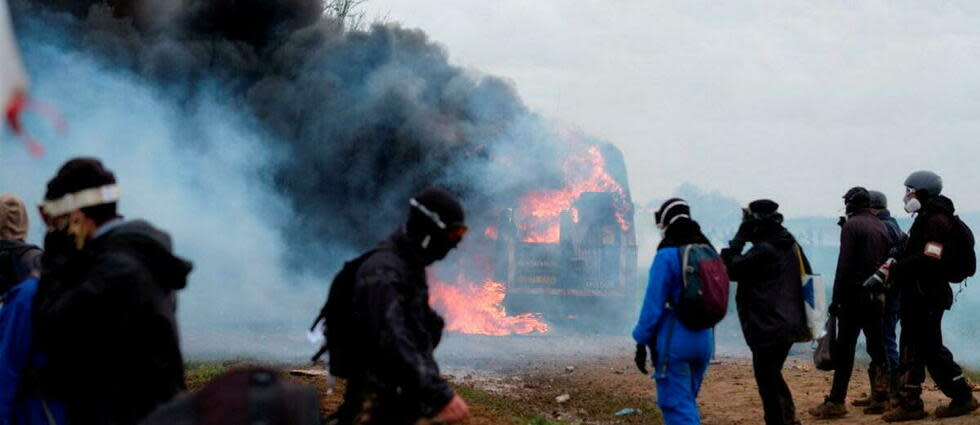 Les familles des deux manifestants blessés, Mickaël et Serge, âgés de 34 et 32 ans, ont déposé plainte notamment pour « tentative de meurtre ». (Image d'illustration)  - Credit:ANTOINE BERLIOZ / Hans Lucas / Hans Lucas via AFP