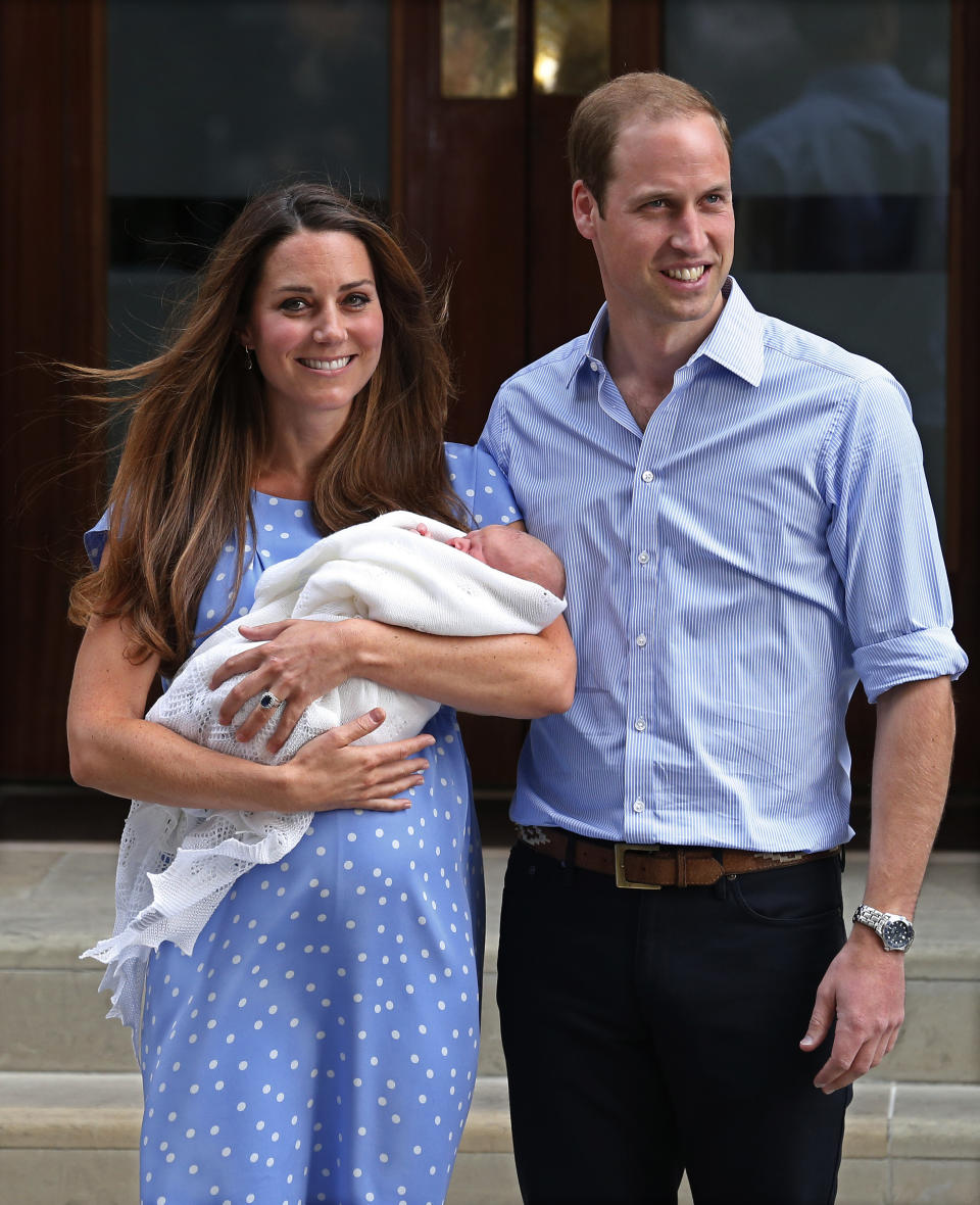 Prinz William und Herzogin Kate mit ihrem Sohn Prinz George nach der Geburt (BIld: REUTERS/Suzanne Plunkett)