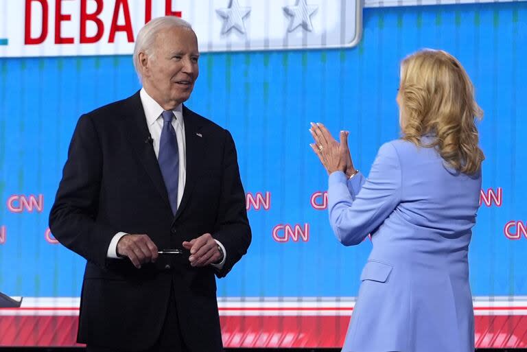 La primera dama Jill Biden, saluda al presidente Joe Biden al concluir un debate presidencial con el candidato presidencial republicano, el expresidente Donald Trump