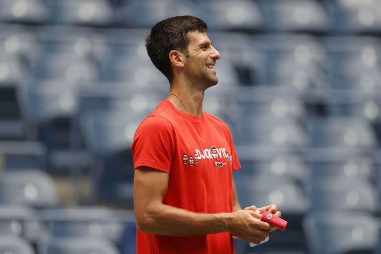  Djokovic sonríe durante una sesión de práctica antes del inicio del US Open 2021. El serbio no relevó, hasta ahora, si fue vacunado o no