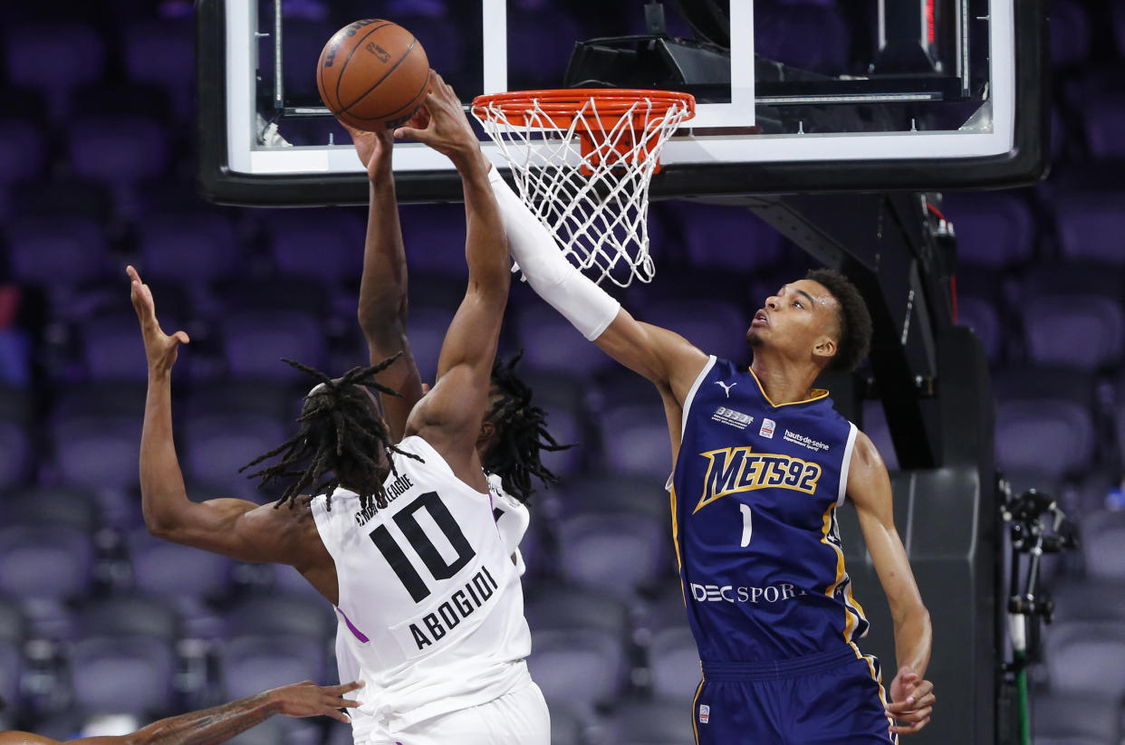 Metropolitans 92's Victor Wembanyama, the presumptive No. 1 pick in the 2023 NBA draft, blocks a shot by the G League Ignite's Efe Abogidi during their exhibition game at The Dollar Loan Center in Henderson, Nevada, on Oct. 6, 2022. The Metropolitans 92 beat the Ignite 112-106. (Steve Marcus/Getty Images)