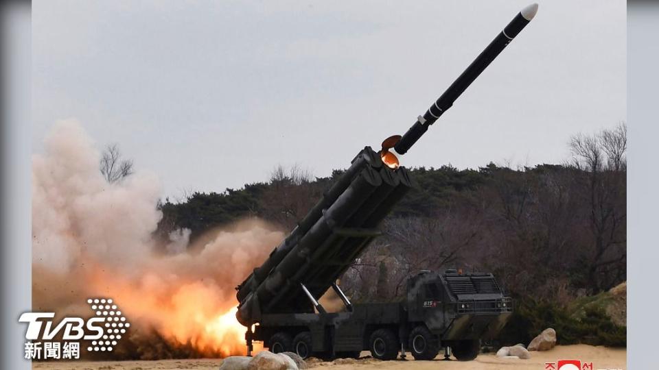 北韓試射「箭矢-2」（Hwasal-2）巡弋飛彈，讓金正恩非常開心。（圖／達志影像美聯社）