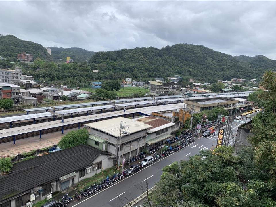 新北市捷運局18日晚間赴基隆召開公聽會，擬在基隆暖暖區八中社區一帶（圖片上方鐵道後），透過聯合開發方式設置八堵機廠。（張志康攝）