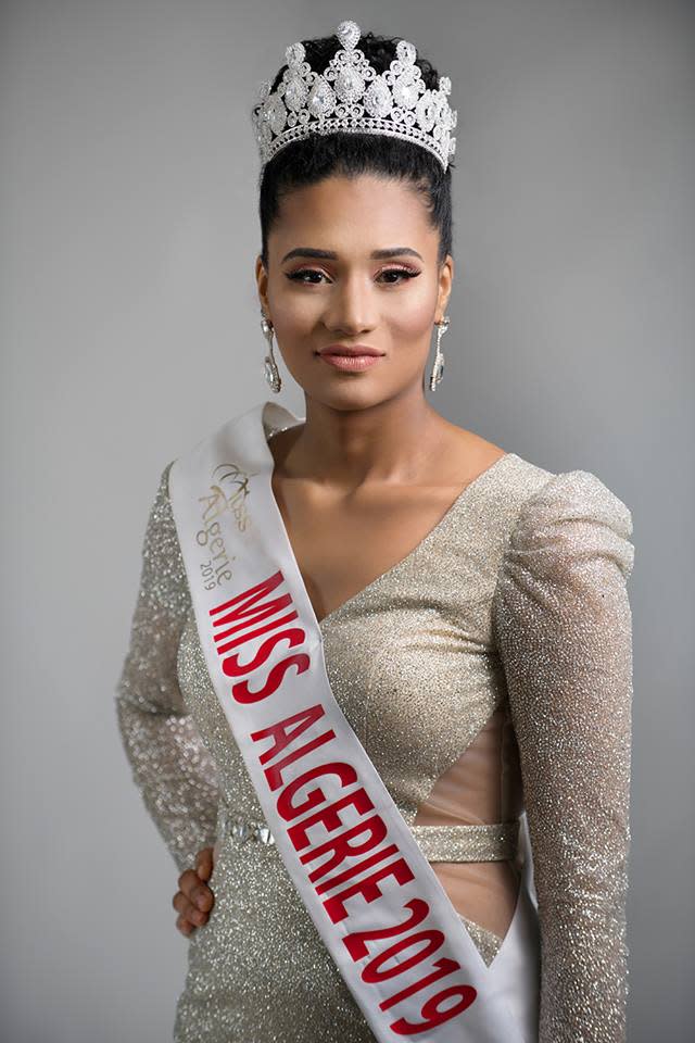 <p>Voici Khadidja Benhamou. Cette jeune femme vient d’être élue Miss Algérie 2019. Jusqu’ici, rien d’anormal. Sauf que les réseaux sociaux se sont emparés de cette élection et certains internautes n’ont pas hésité à vivement critiquer Khadidja Benhamou. </p>