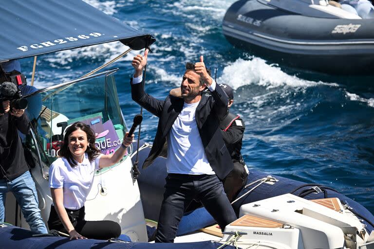 El presidente del Comité Organizador de los Juegos Olímpicos y Paralímpicos de París 2024, Tony Estanguet, saludando a la barca Belem antes de llegar con la antorcha olímpica a Marsella