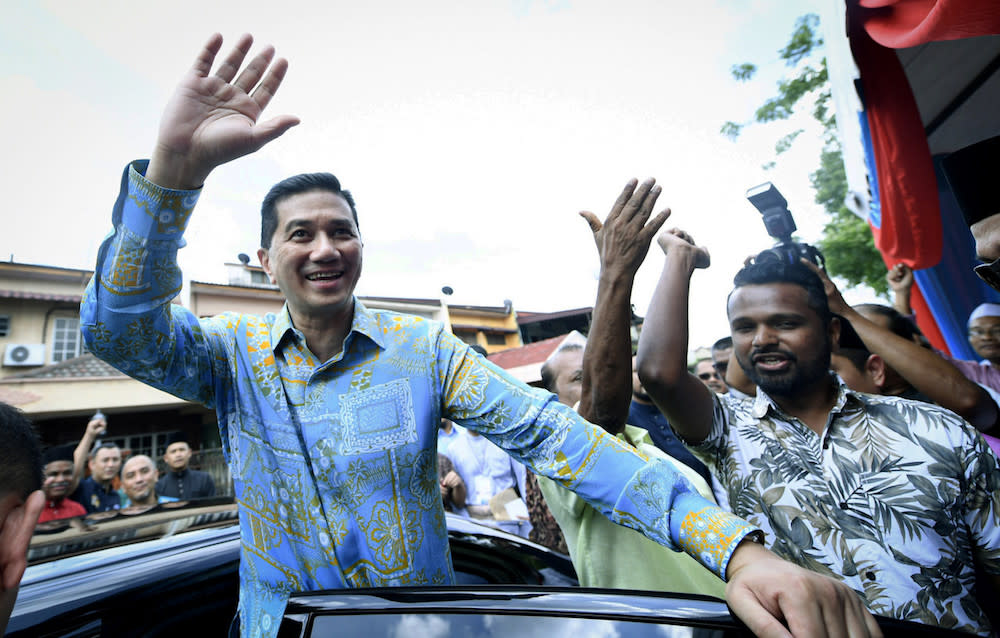 Datuk Seri Azmin Ali waves as he leaves an Aidilfitri open house in Gombak June 16, 2019. — Bernama pic