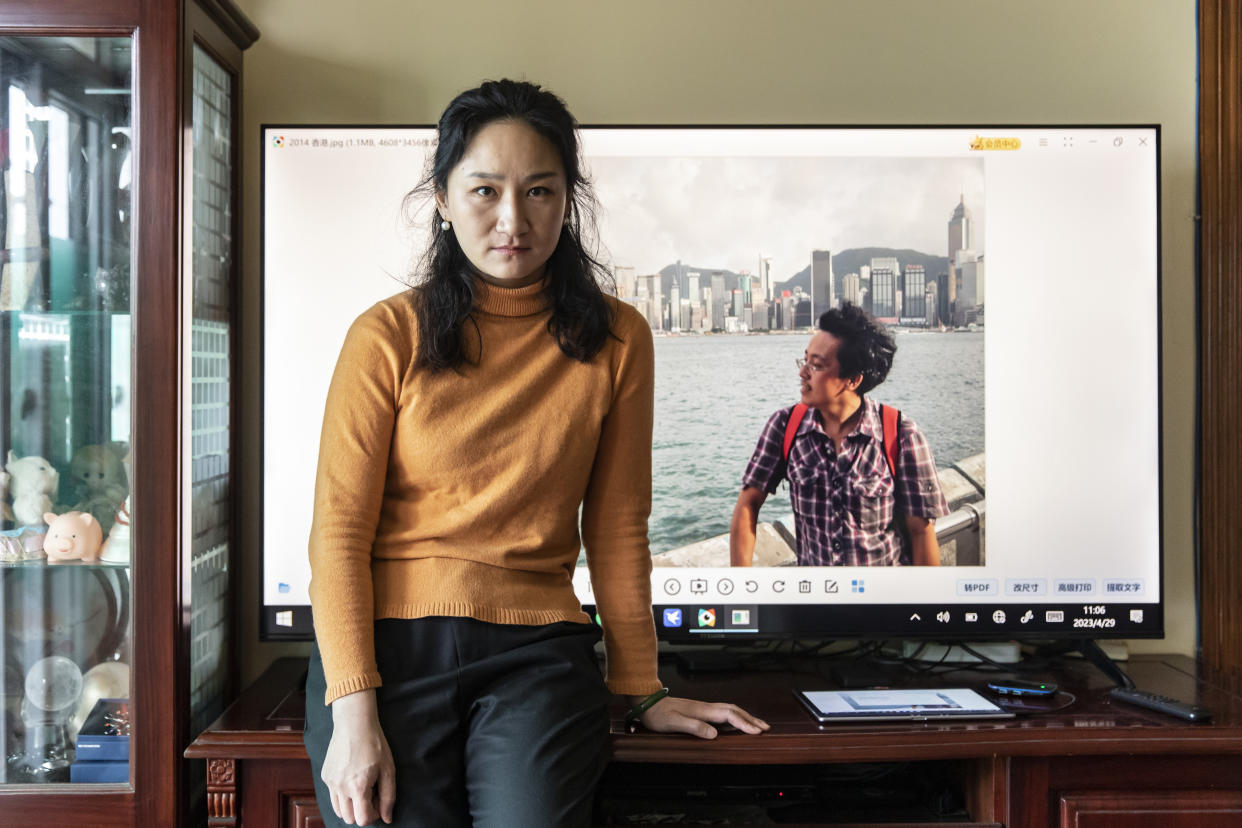 Bei Zhenying junto a una pantalla que muestra una foto de su esposo, Ruan Xiaohuan, en su apartamento de Shanghái en abril. (The New York Times)