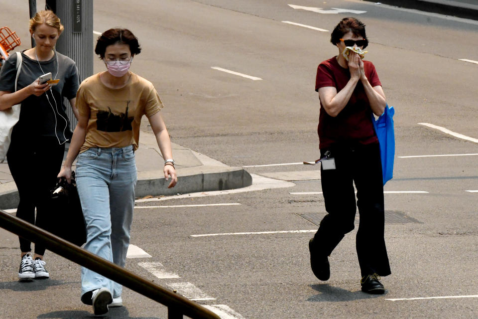 People are seen wearing face masks in Sydney last week as smoky conditions continue to persist. Source: AAP