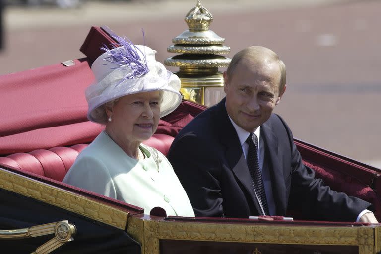 La reina Isabel II, junto al presidente ruso, Vladimir Putin, en una visita de Estado a Gran Bretaña. (Tim Graham Photo Library via Getty Images)