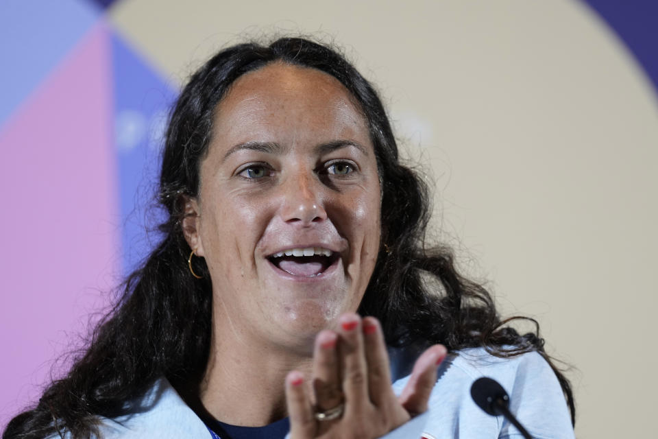 Maggie Steffens, de Estados Unidos, responde a los periodistas durante una conferencia de prensa del equipo femenino de waterpolo de Estados Unidos antes de los Juegos Olímpicos de Verano de 2024, el miércoles 24 de julio de 2024, en París, Francia. (Foto AP/Luca Bruno)