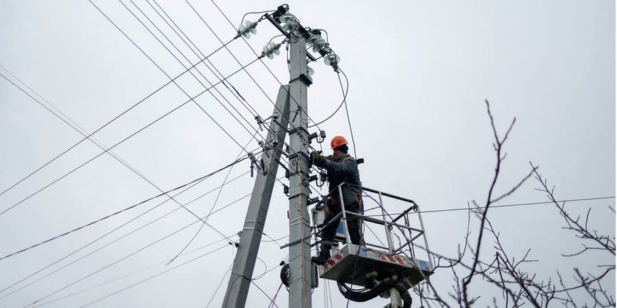 Power engineer repairs power lines