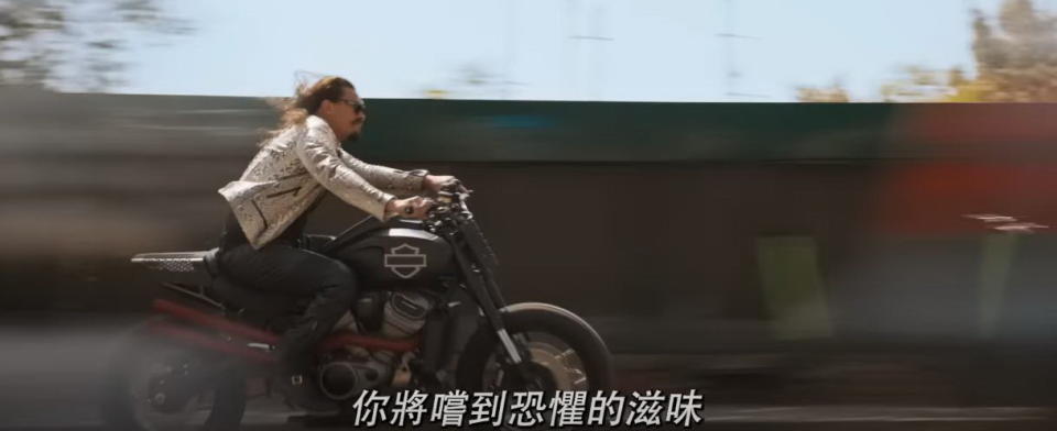 圖／飾演反派的水行俠傑森摩莫亞，在預告中一邊騎著Harley-Davidson Pan America 1250，一邊執行裝炸彈的任務。