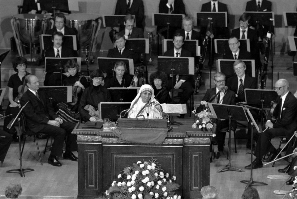 Mother Teresa wins the Nobel Peace Prize.