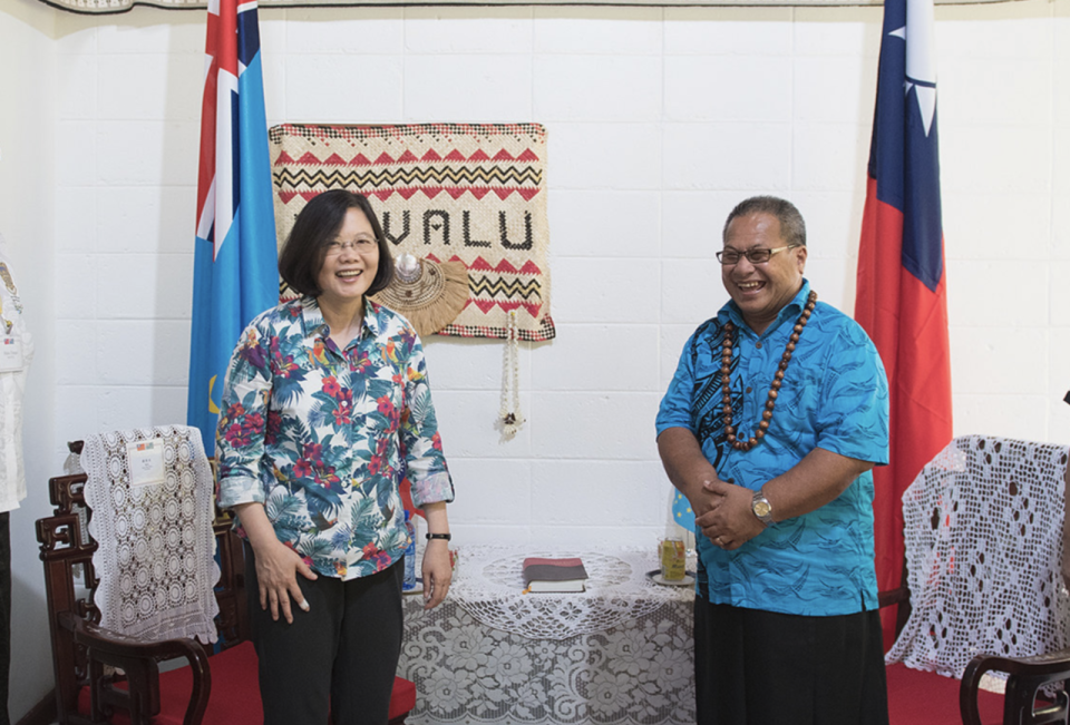 蔡英文2017年曾出訪吐瓦魯，會晤時任吐瓦魯總督伊塔雷理。（總統府提供）