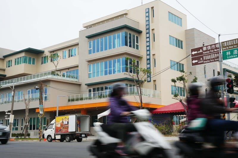 屏東東港聯合大樓啟用  成為當地新行政文教區 屏東縣政府東港聯合辦公大樓8日正式啟用，大樓位 於台鐵東港車站廢線後閒置用地，現已有鎮公所、東 港轉運站，立體停車場、王船文化館及社會福利綜合 館也在興建中，成為當地新的行政文教區。 中央社記者黃郁菁攝  113年3月8日 