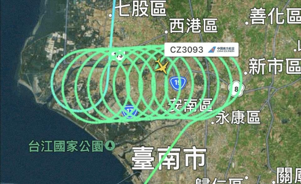 中國南方航空一架班機在台南上空盤旋，飛行軌跡出現11個圈圈。（翻攝自台南式Tainan Style臉書）