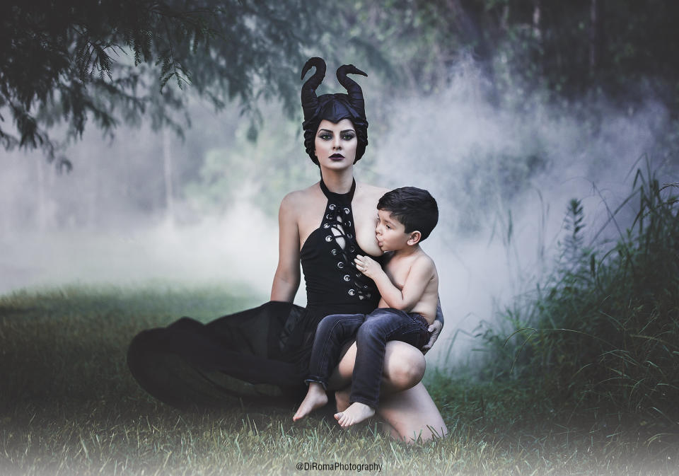 Yaky Di Roma, a Venezuelan photographer, dressed&nbsp;as "Sleeping Beauty" villain Maleficent for a breastfeeding photo with her son, Hans. (Photo: <a href="https://www.diromaphotography.com/" target="_blank">Di Roma Photography</a>)