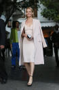 <p>Model Amber Valletta zeigt sich da schon braver. Zum puderfarbenen Kleid kombiniert sie einen farblich passenden Mantel. Auch die Clutch und ein Lächeln für die Fotografen dürfen nicht fehlen. (Bild: Wenn.com)</p>