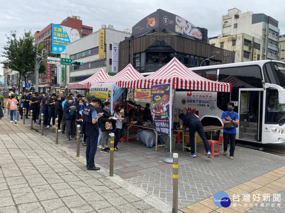 桃園市政府警察局號召全桃園警察團隊，南區由中壢分局，北區由桃園分局代表，舉辦捐血活動。<br /><br />
<br /><br />
