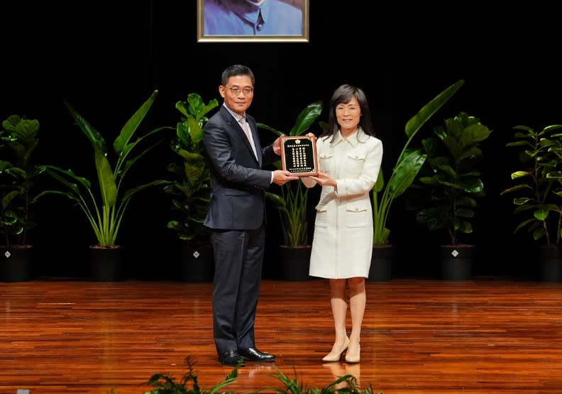 新任校長沈孟儒（左）頒贈紀念獎牌予蘇慧貞校長（右），上題「慧貞校長  榮耀成功」。成大提供