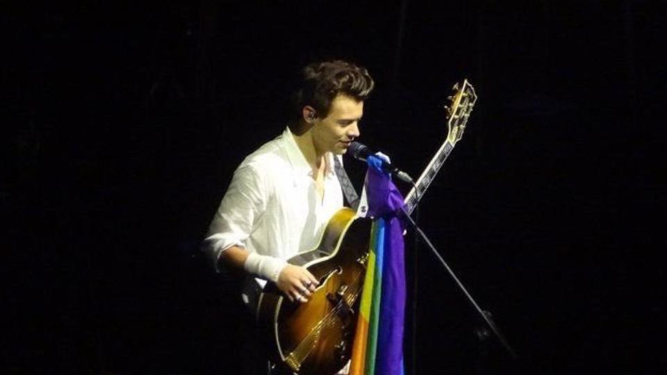Harry tied the flag to his mic stand. Copyright: [Twitter]