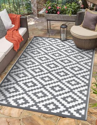 This indoor-outdoor reversible rug