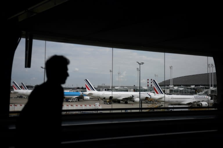Un pasajero camina por un pasillo de la Terminal 2 del aeropuerto de Roissy-Charles de Gaulle, el 16 de septiembre de 2022 a las afueras de París (Julien de Rosa)