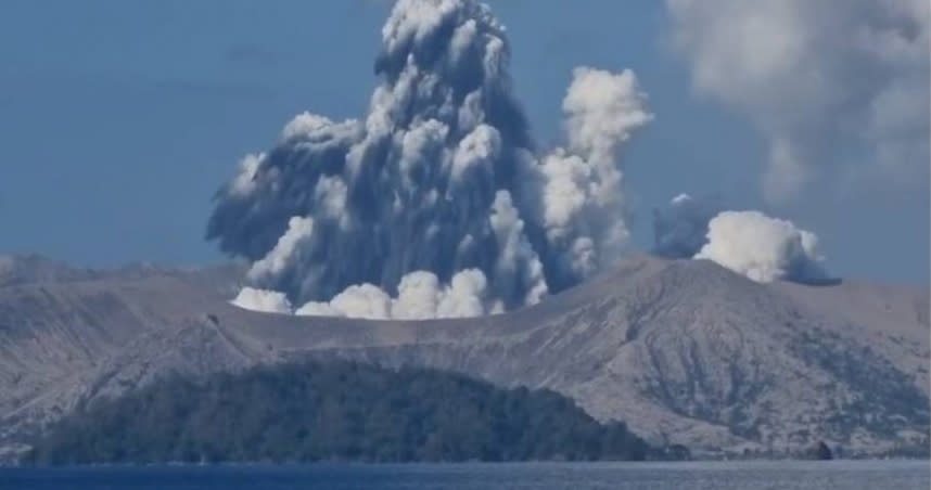 菲律賓塔爾火山今日早上噴發。（圖／翻攝自推特@ZOONewsTV）