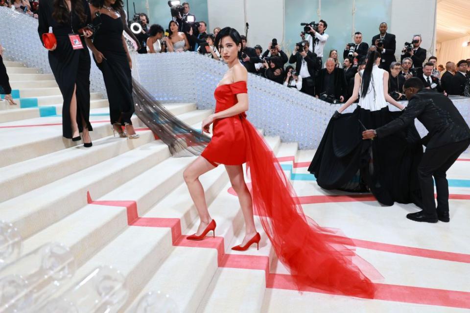 kelsey asbille at met gala