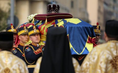 Soldiers carry the coffin of late Romanian King Michael during a funeral ceremony in Bucharest, Romania, December 16, 2017. REUTERS/Stoyan Nenov