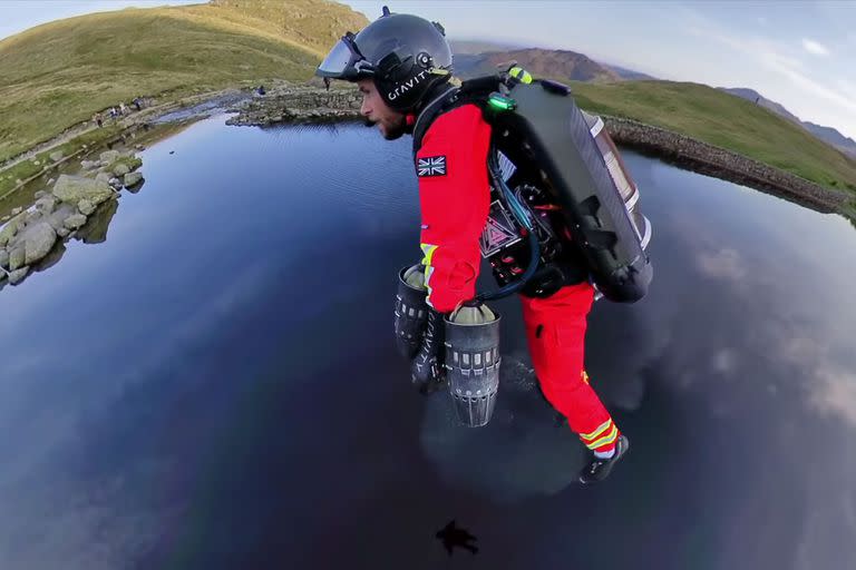 En un simulacro de rescate y atención médica en montaña, el traje jet de la firma inglesa Gravity Industries realizó un viaje en 90 segundos para un trayecto que se realiza a pie en 25 minutos