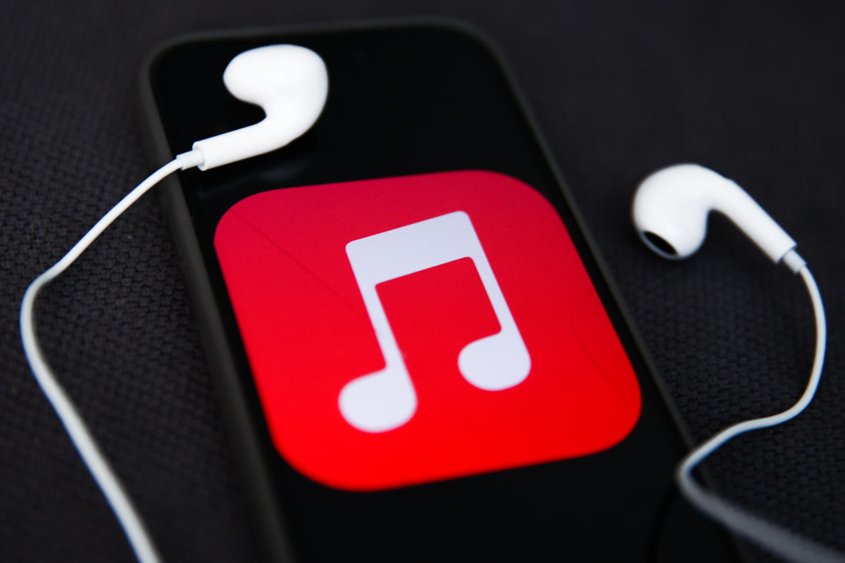 Apple (AAPL) Offers Reward for Musicians to Use High-End Audio Format -  Bloomberg