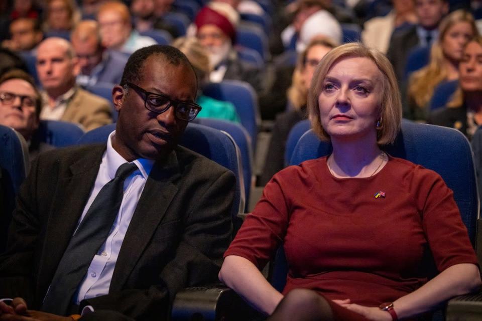 Liz Truss y Kwasi Kwarteng anuncian que el recorte propuesto de 45 peniques sería desechado (EPA)