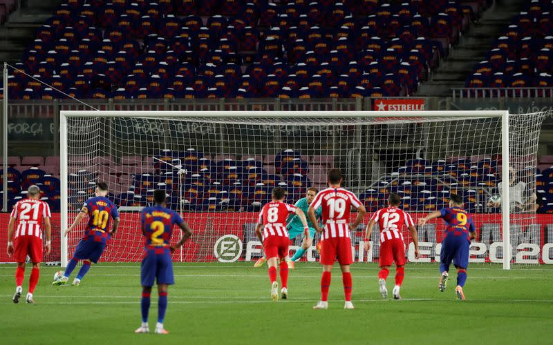 Foto del martes del delantero de Barcelona Lionel Messi marcdando su gol 700 de penal ante Atlético Madrid