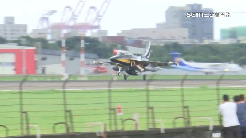 韓國黑鷹特技飛行表演隊降落高雄小港機場。