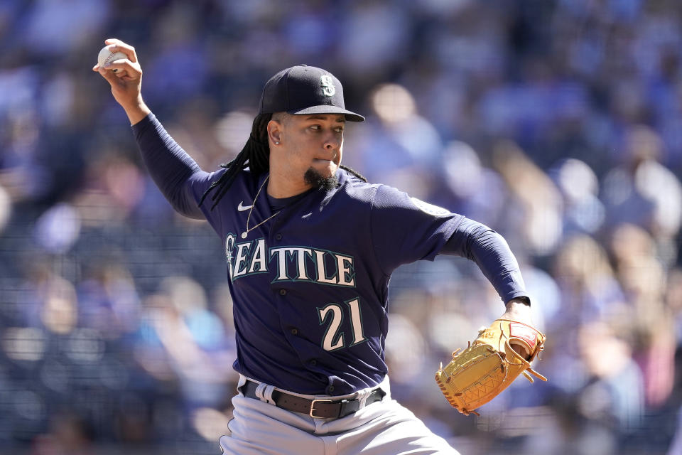 Seattle Mariners starting pitcher Luis Castillo throws during the first inning of a baseball game against the Kansas City Royals Sunday, Sept. 25, 2022, in Kansas City, Mo. (AP Photo/Charlie Riedel)