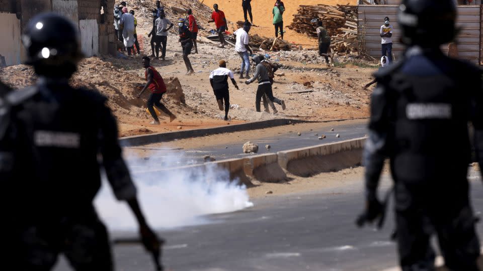 Supporters of Senegal opposition leader Ousmane Sonko clash with security forces after Sonko was sentenced to prison in Dakar, Senegal June 2, 2023. REUTERS/Zohra Bensemra - Zohra Bensemra/Reuters