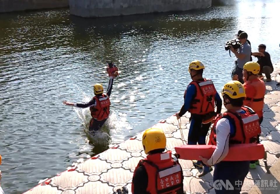 國民黨台南市議員謝龍介（落水者）年初與人打賭，表 示賭輸要到台中跳水，他27日帶著戲偶秘雕到台中市豐 原葫蘆墩公園履行承諾。（中央社／資料照片）